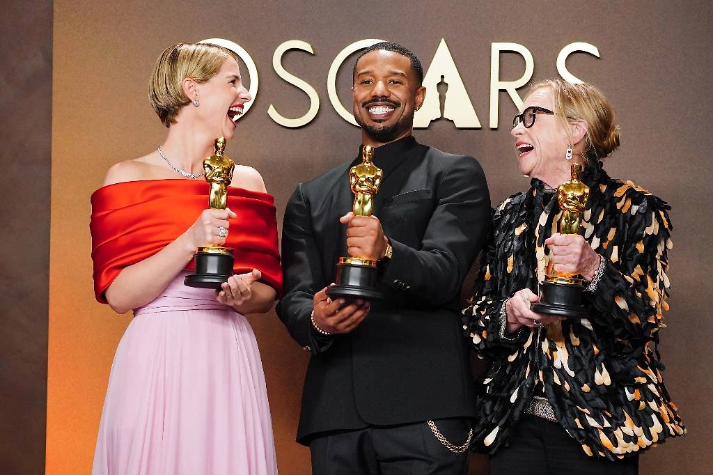 Джесси Бакли и Майкл Б. Джордан — лауреаты «Оскара» в 2026 году. Фото © ТАСС / AP / Jordan Strauss