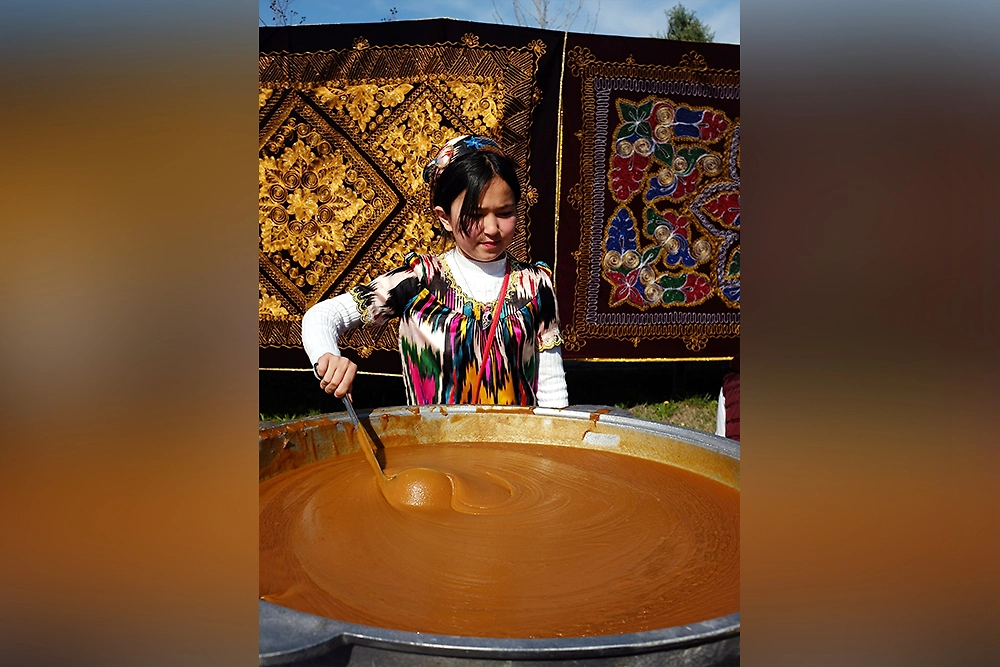 Праздничное блюдо сумаляк — один из символов Навруза. Фото © ТАСС / Нозим Каландаров