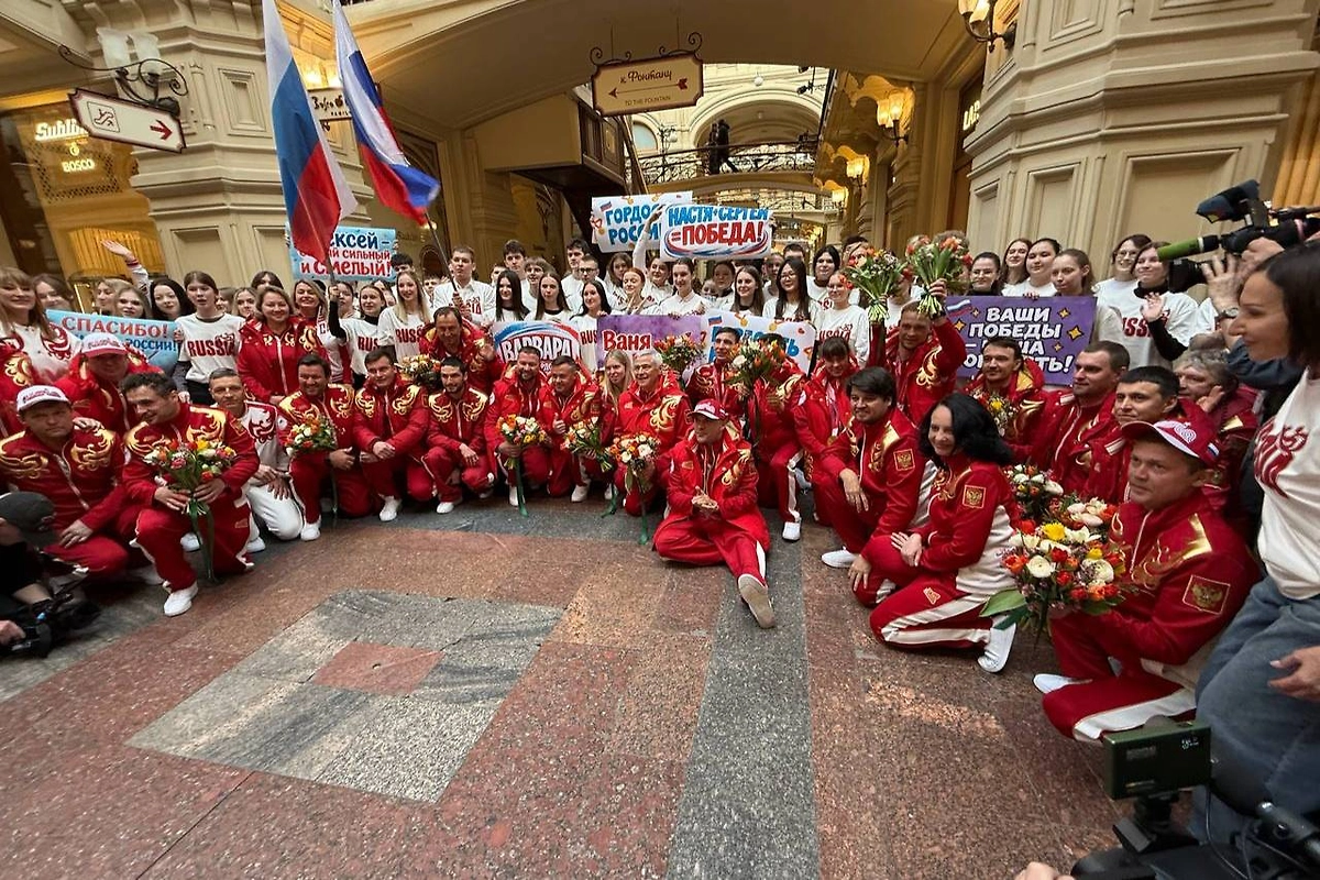 Вернувшиеся паралимпийцы России провели встречу с фанатами на Красной площади. Фото © Life.ru