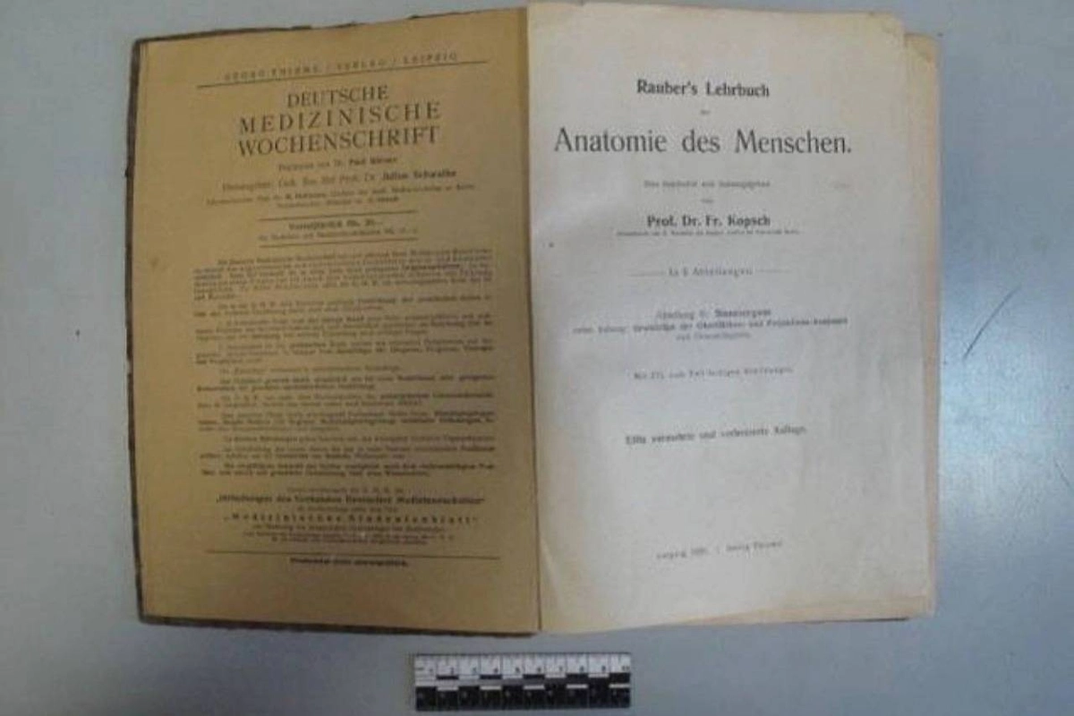 В Уфе изъяли старинный учебник анатомии, женщина пыталась вывезти его в Ташкент. Фото © Предоставлено Life.ru