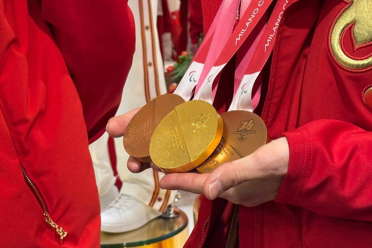 Вернувшиеся паралимпийцы России провели встречу с фанатами на Красной площади. Фото © Life.ru