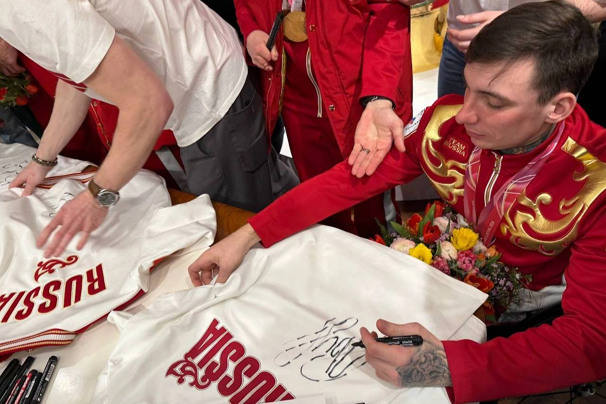 Вернувшиеся паралимпийцы России провели встречу с фанатами на Красной площади. Фото © Life.ru