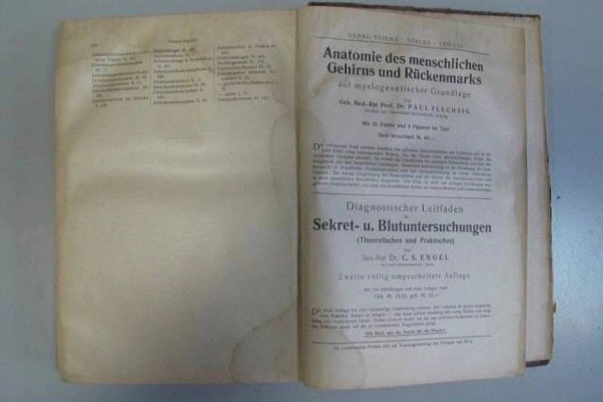В Уфе изъяли старинный учебник анатомии, женщина пыталась вывезти его в Ташкент. Фото © Предоставлено Life.ru