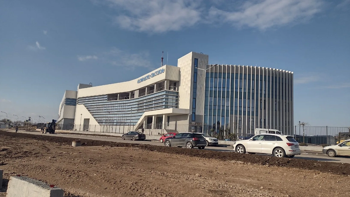 В Севастополе заработал современный крытый каток с искусственным льдом. Фото © Life.ru