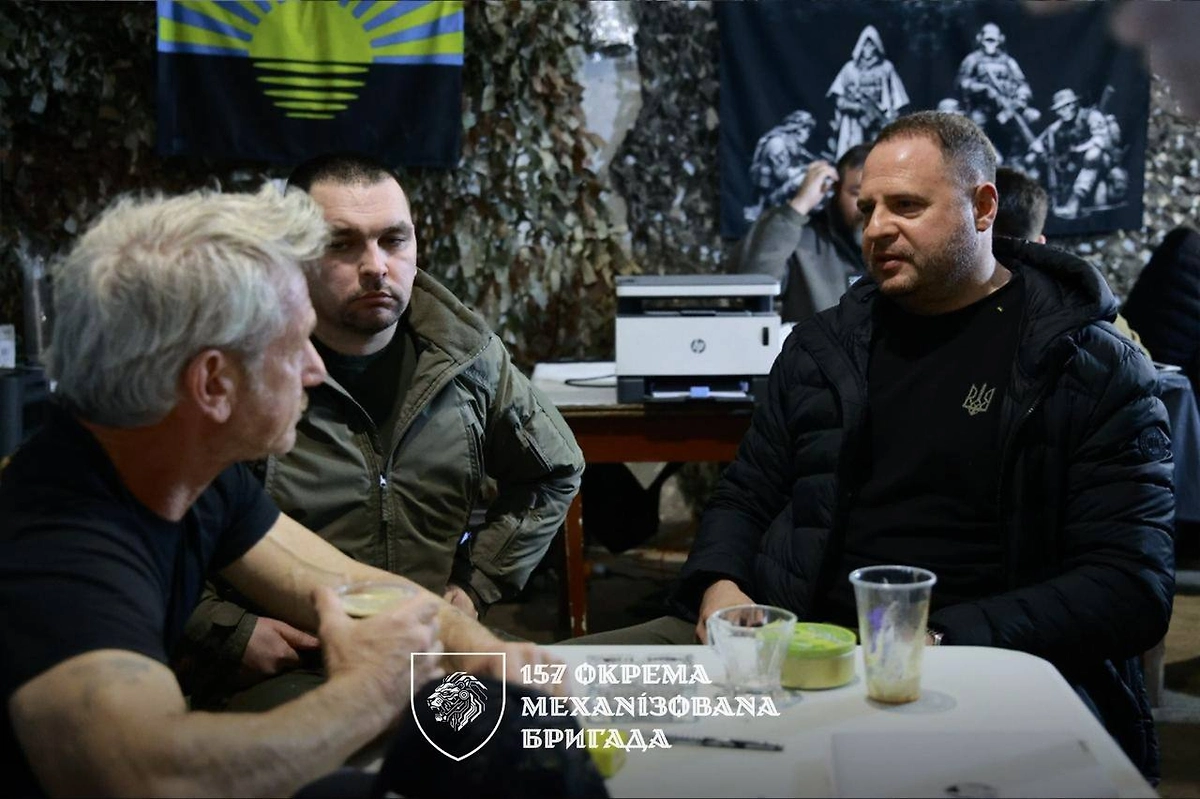 Шон Пенн встретился с боевиками бригады ВСУ. Фото © Пресс-служба 157-й отдельной механизированной бригады ВСУ