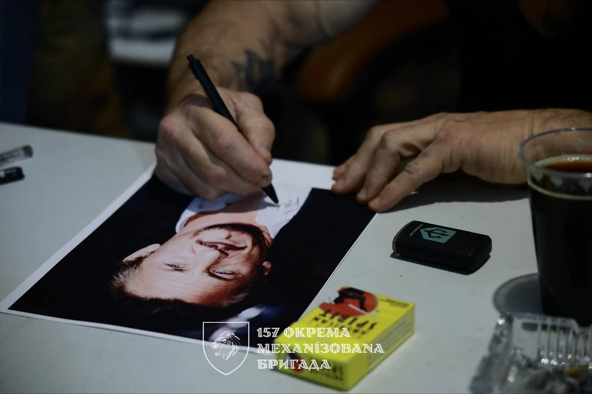 Шон Пенн встретился с боевиками бригады ВСУ. Фото © Пресс-служба 157-й отдельной механизированной бригады ВСУ