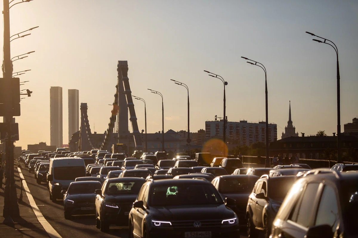 Столичный Дептранс порекомендовал москвичам сегодня отказаться от машины