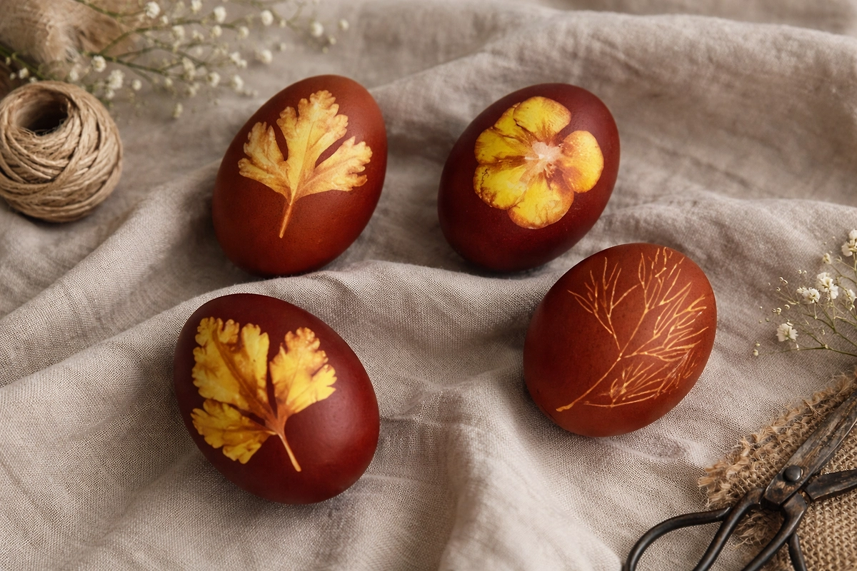 Идеи на Пасху 2026: рецепт для декора яиц живыми цветами. © GPTChat / Софья Кузнецова