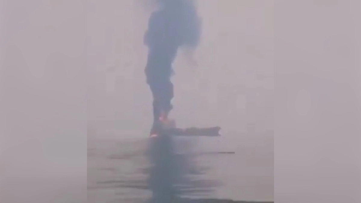 Подбитый иранскими силами танкер в Ормузском проливе уходит под воду. Обложка © Х / Obaydul Obaydul