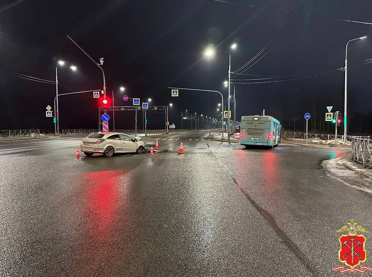 В Колпино автобус протаранил Opel, погиб 22-летний парень. Обложка © Telegram/Петербургская полиция