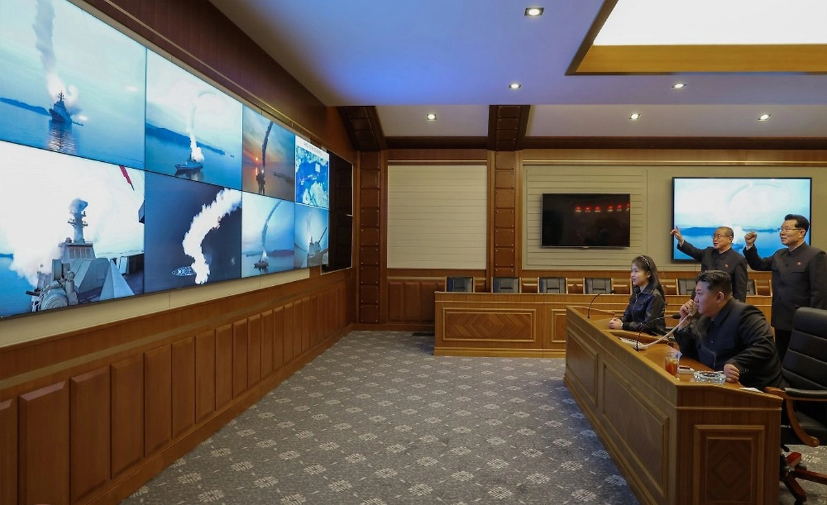 Пуск ракет с эсминца «Чвэ Хён». Фото © ЦТАК