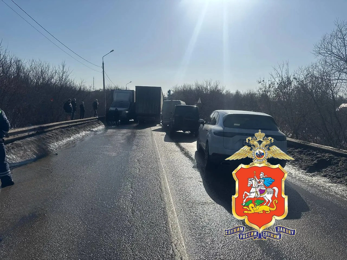 На Каширском шоссе в Подмосковье грузовик протаранил семь машин. Фото © Telegram / Подмосковная полиция 