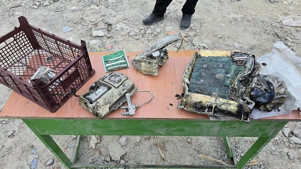 Обломок ракеты на руинах школы в Минабе. Обложка © IRIB