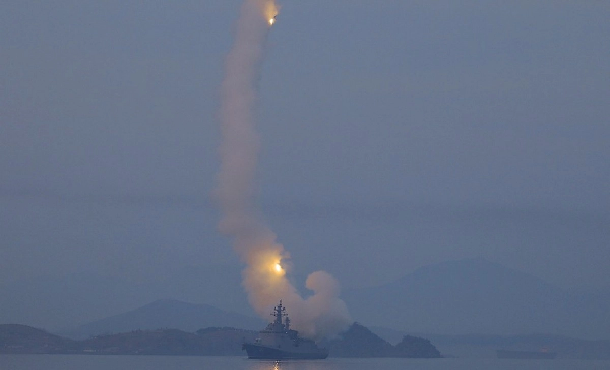Пуск ракет с эсминца «Чвэ Хён». Фото © ЦТАК