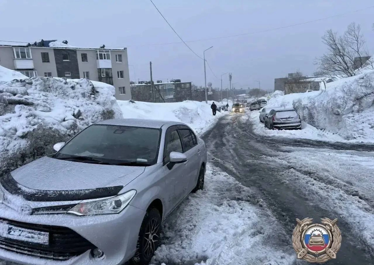Автомобиль, в который вонзился штырь на Камчатке. Фото © госавтоинспекция.рф