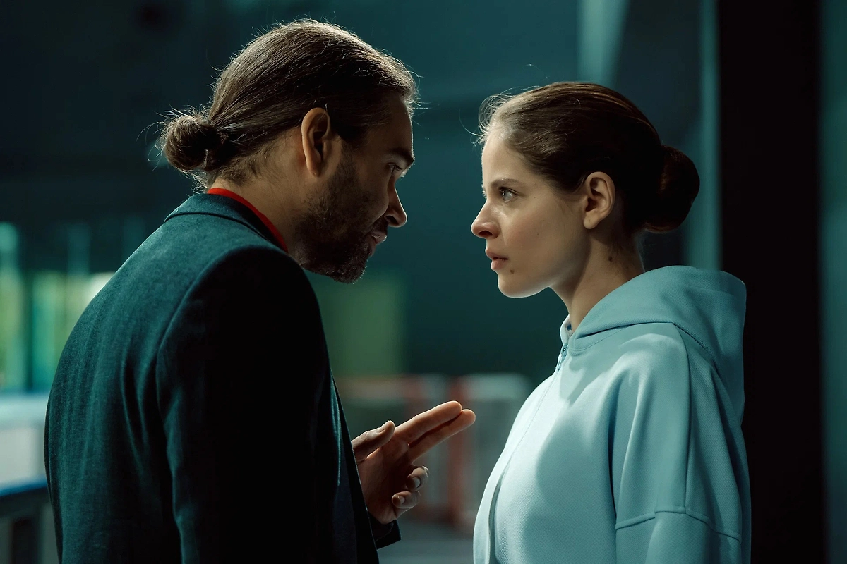 Что посмотреть в марте 2026: топ новых сериалов месяца. Фото © Кадр из сериала «На льду», режиссёр Максим Кулагин, сценаристы Елена Шаталова, Марина Кошевая / Kinopoisk