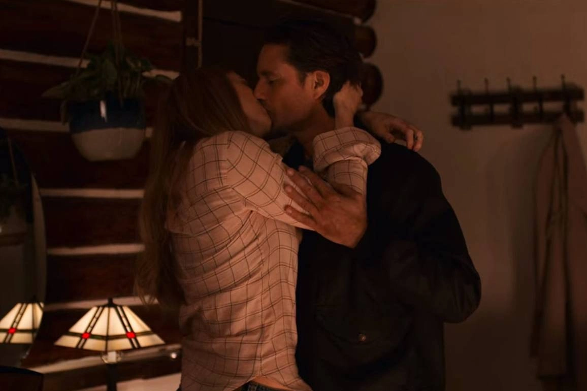 Топ сериалов марта 2026: от российских драм до зарубежных блокбастеров. Фото © Кадр из сериала «Вирджин-Ривер», режиссёры Мартин Вуд, Гэйл Харви, Энди Микита и др., сценаристы Сью Тенни, Tesia Joy Walker, Эми Палмер Робертсон и др. / Kino-teatr