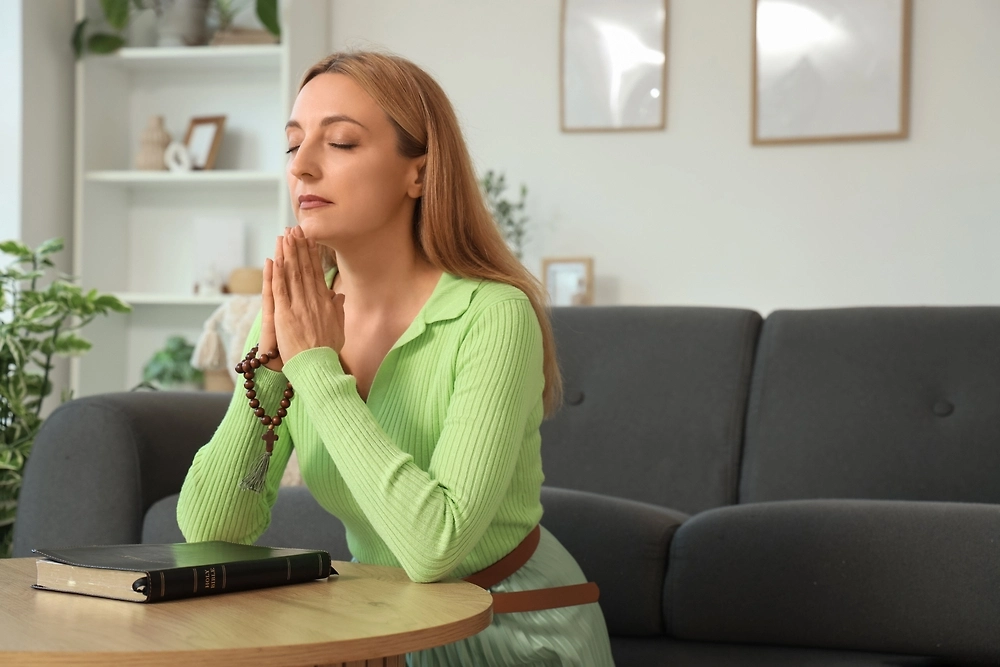 Утренние и вечерние молитвы в Великий пост 2026: правила чтения дома. Фото © Shutterstock / FOTODOM / Pixel-Shot