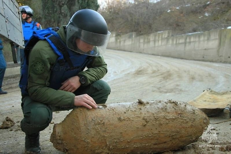 Гранаты и бомбы во дворах: военные находки в российских городах. Фото © ГУ МЧС России по Республике Крым