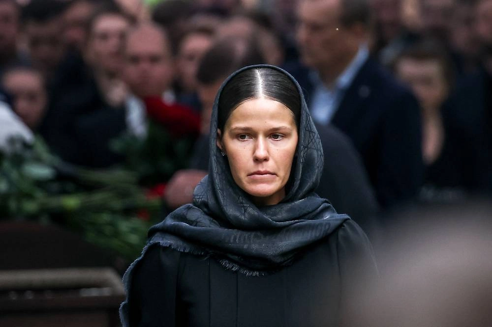 Полина Копылова на церемонии прощания перед захоронением бывшего министра транспорта РФ Романа Старовойта. Фото © ТАСС / Петр Ковалев