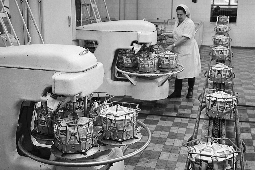 Почему Европа отказалась от треугольной упаковки для молока? Фото © ТАСС / Николай Акимов, Василий Егоров