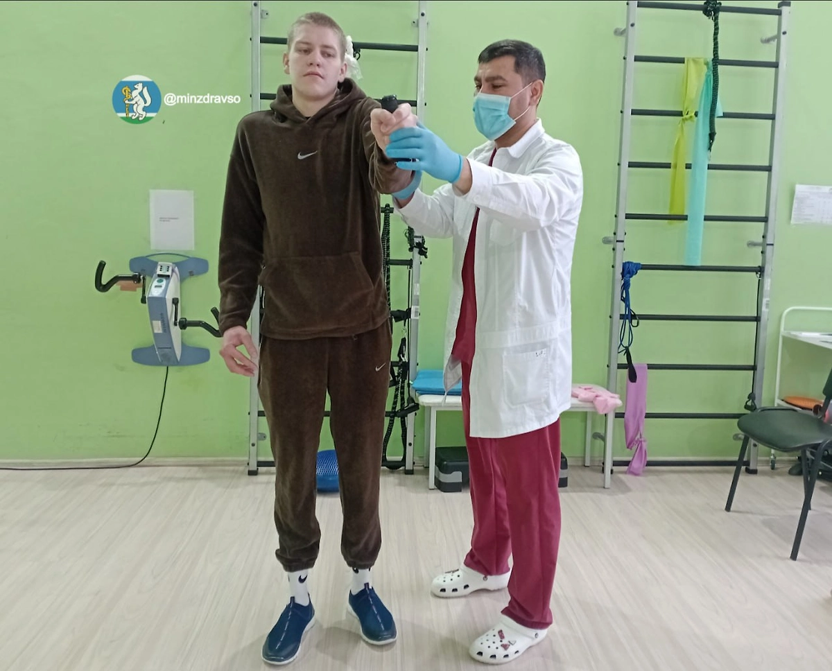 Сейчас парень заново учится ходить. Фото © Telegram / Здоровье уральцев
