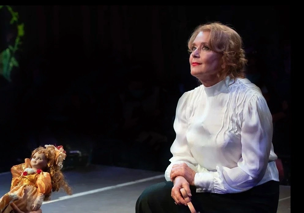 Спектакль «Толстого нет» с Ириной Алфёровой в главной роли. Фото © VK / Театр на Трубной