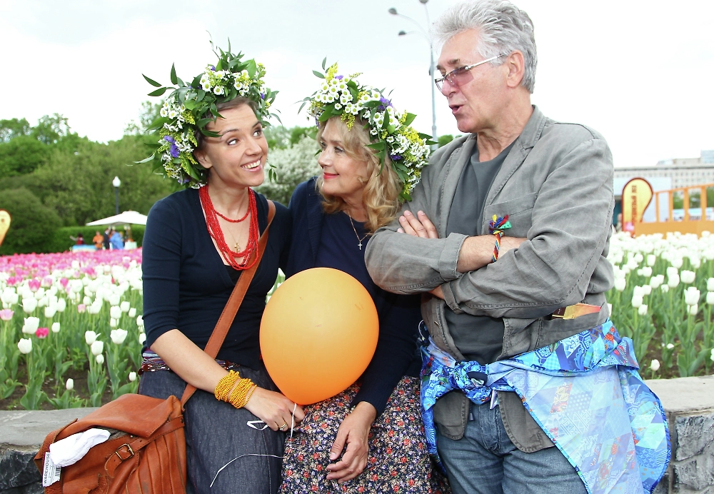 Актриса Ирина Алфёрова (в центре) с супругом, актёром Сергеем Мартыновым, и дочерью, актрисой Ксенией Алфёровой. Фото © РИА Новости / Екатерина Чеснокова