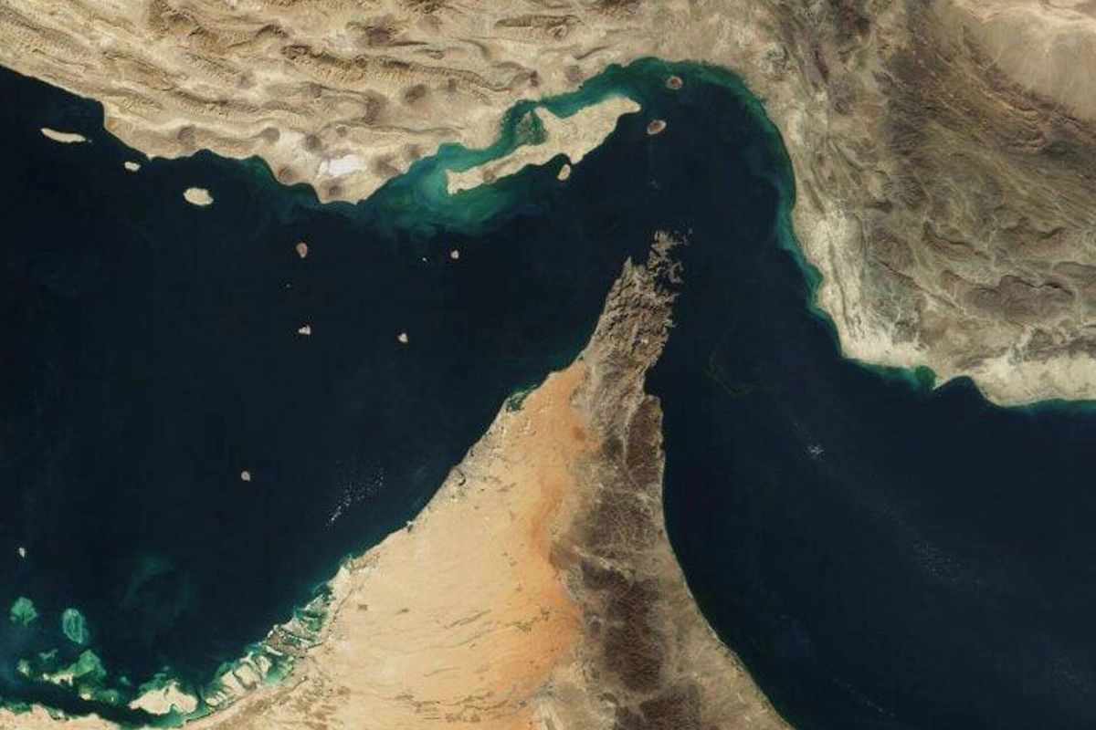 Ормузский пролив из космоса. Фото © Shutterstock / FOTODOM / lavizzara