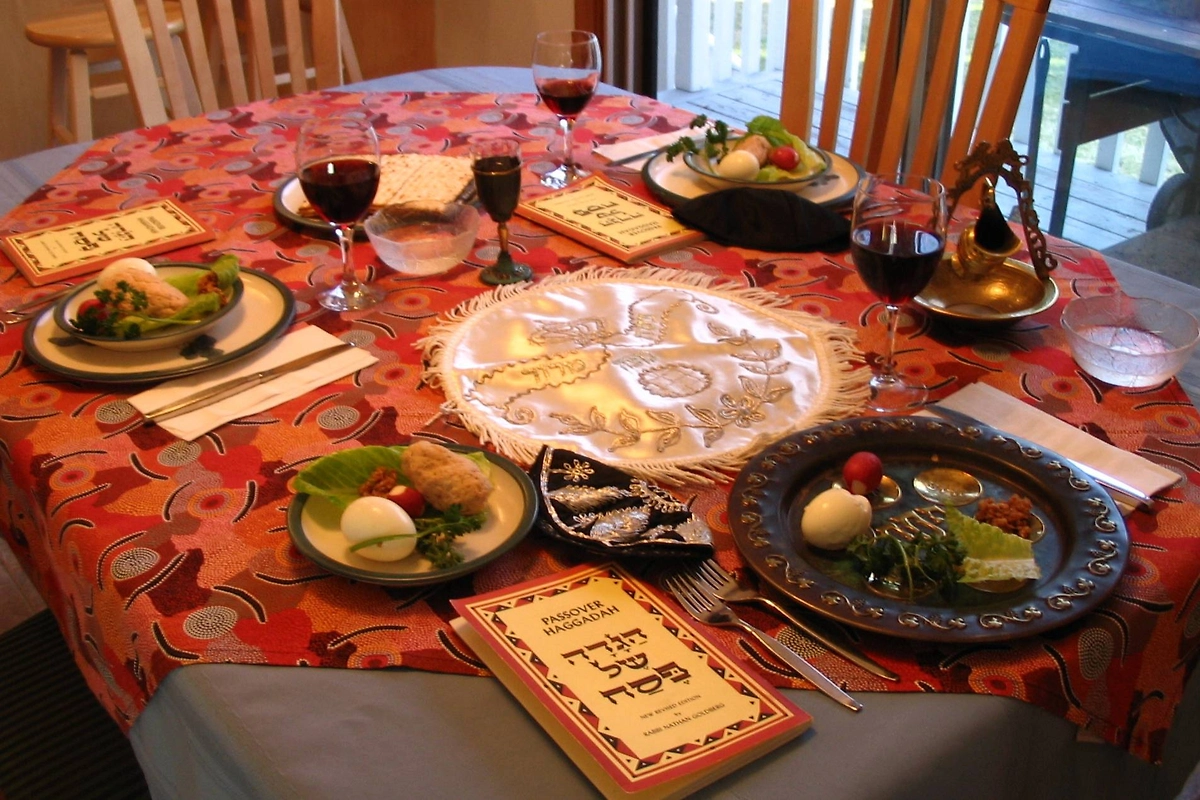 Тарелка для седера на Песах. Фото © Wikipedia / ser:RadRafe~commonswiki