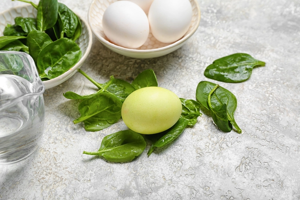 Яйца на Пасху можно покрасить шпинатом. Фото © Shutterstock / FOTODOM / Pixel-Shot