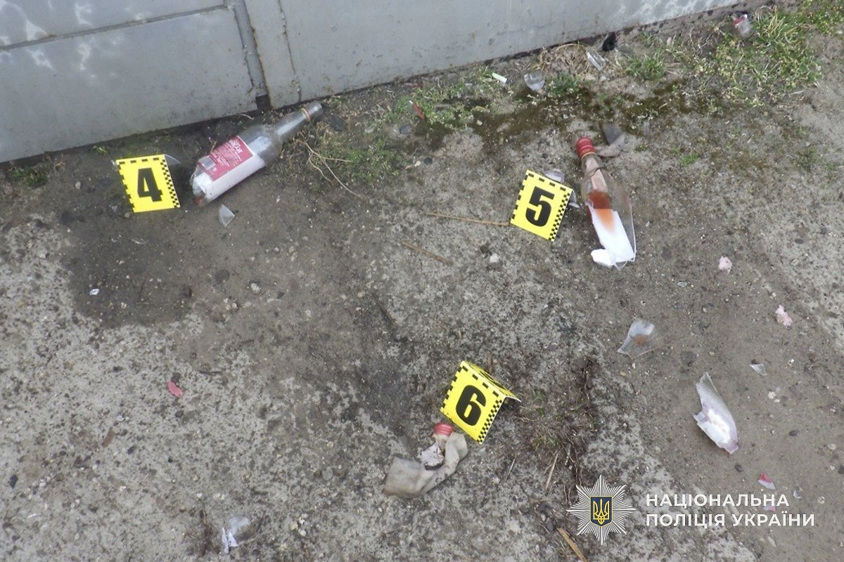 Бутылки с неизвестной жидкостью. Фото © ГУ Национальной полиции Украины в Тернопольской области