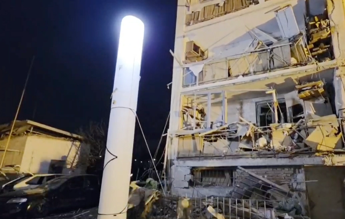 После взрыва в доме в Севастополе повреждены не менее 7 домов и около 15 машин