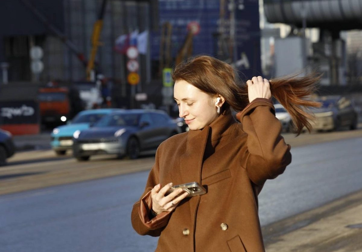 Девушка на московской улице весной. Обложка © Life.ru