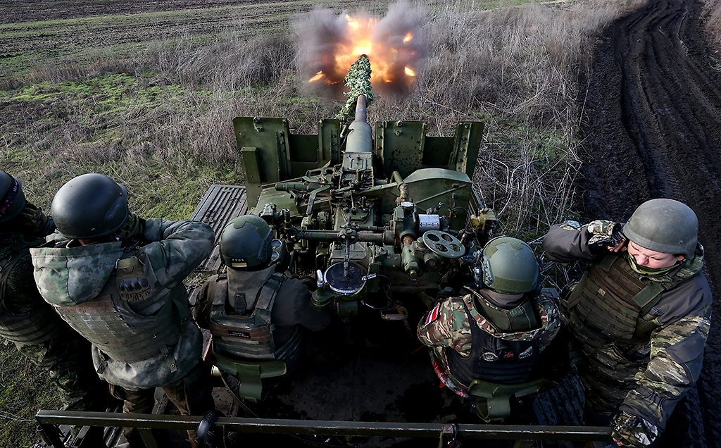 Российские войска создают буферную зону на границе с Белгородской областью и обходят Константиновку. Обложка © ТАСС / Александр Полегенько