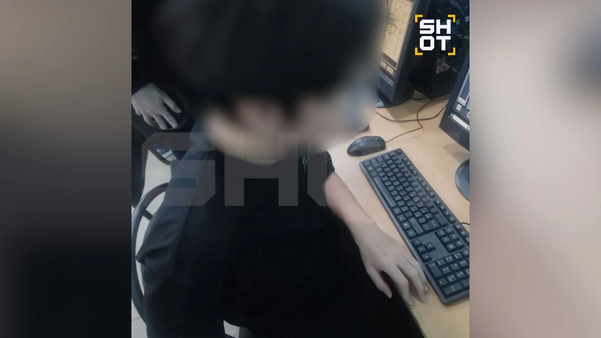 Напавшим на школу в Челябинске оказался 15-летний подросток. Видео © Telegram / SHOT