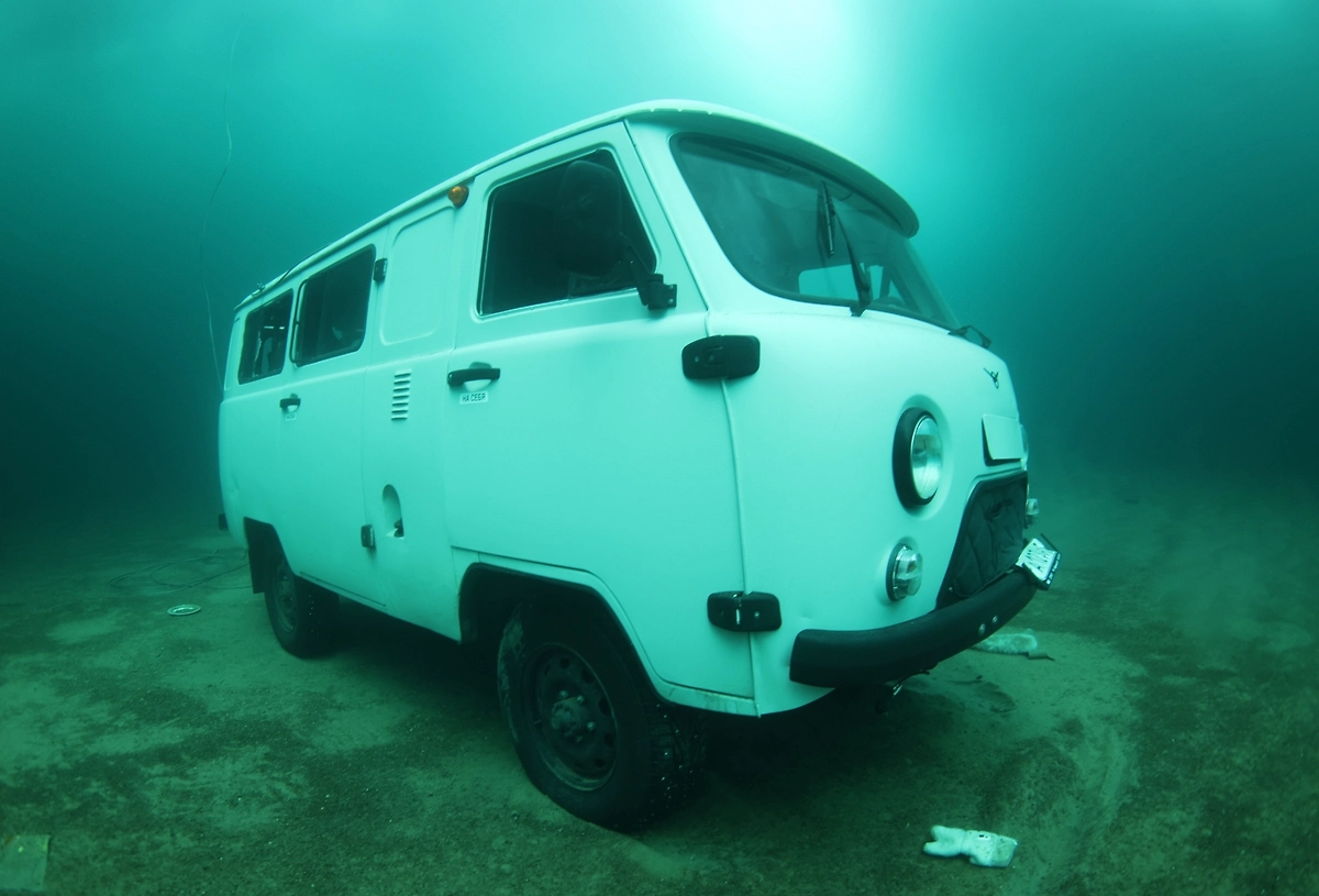 «Буханка», затонувшая с туристами на дне Байкала. Обложка © VK / Дмитрий Роговой