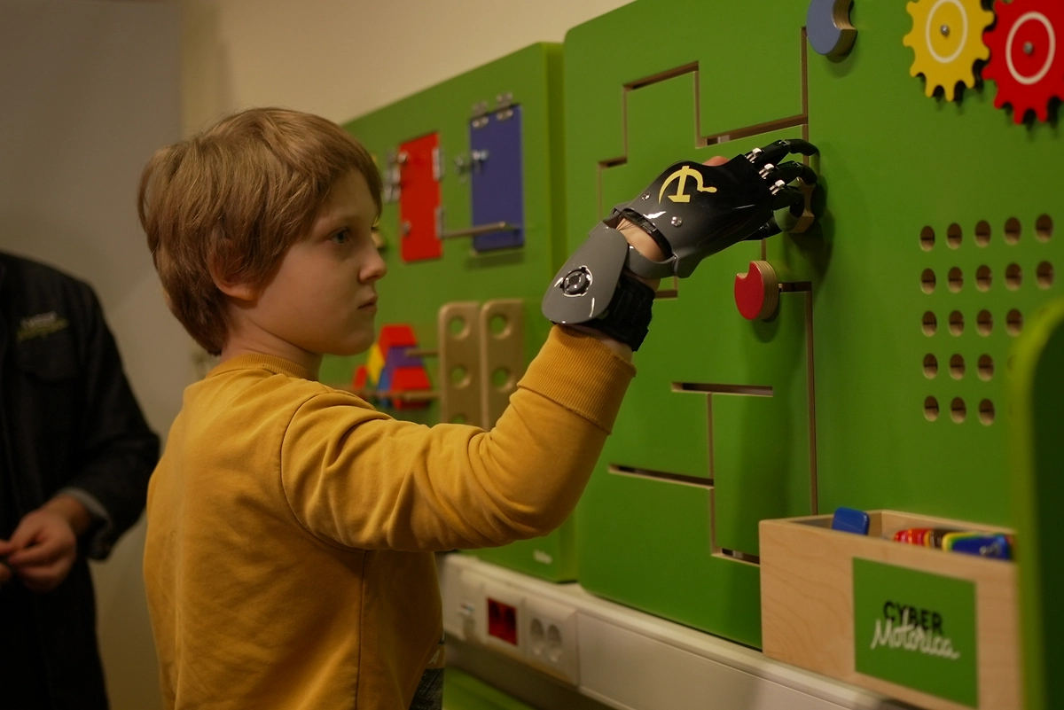 10-летнему Глебу, пострадавшему от СВУ в Красногорске, установили протез пальцев. Фото © Предоставлено Life.ru