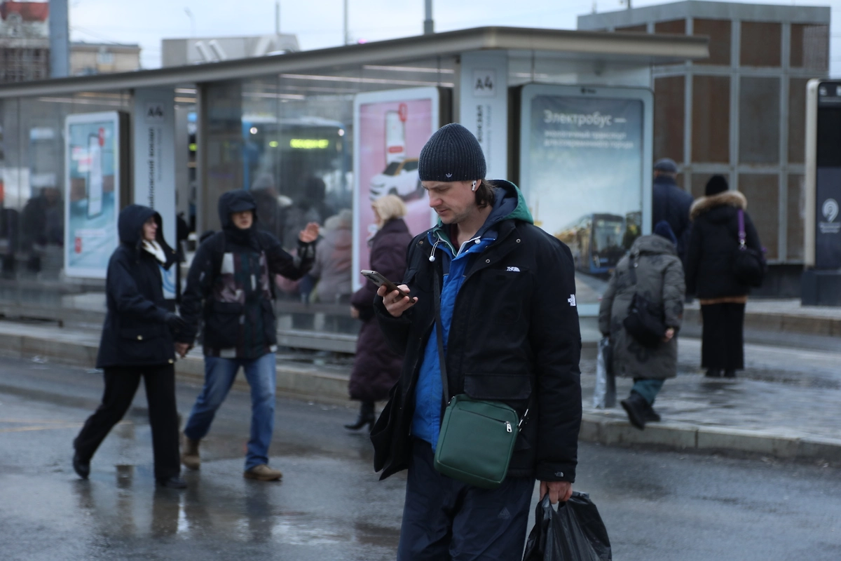 Прохожие в Москве. Обложка © Life.ru