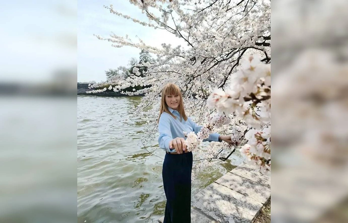 Светлана Журова на фоне цветущей сакуры в Вашингтоне. Фото © Предоставлено Life.ru