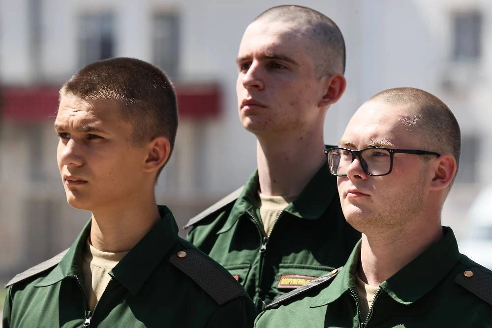 Военнослужащие по призыву. Обложка © ТАСС / Сергей Мальгавко