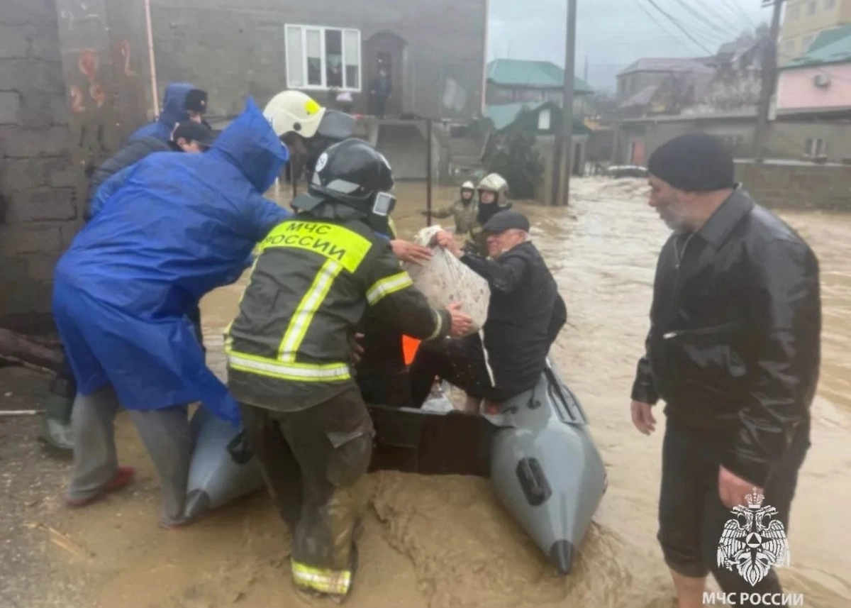 Эвакуация из-за ливней в Дагестане. Фото © Telegram / Главное управление МЧС России по Республике Дагестан
