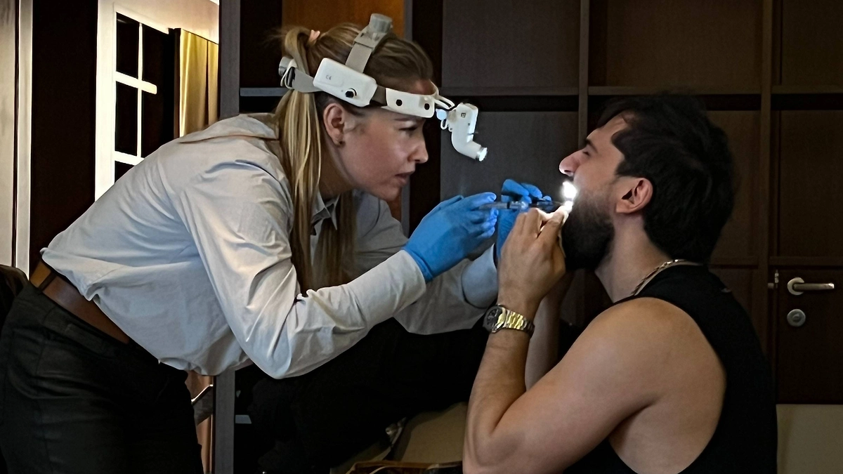 Врач ставит JONY уколы для голоса. Фото © Пресс-служба JONY