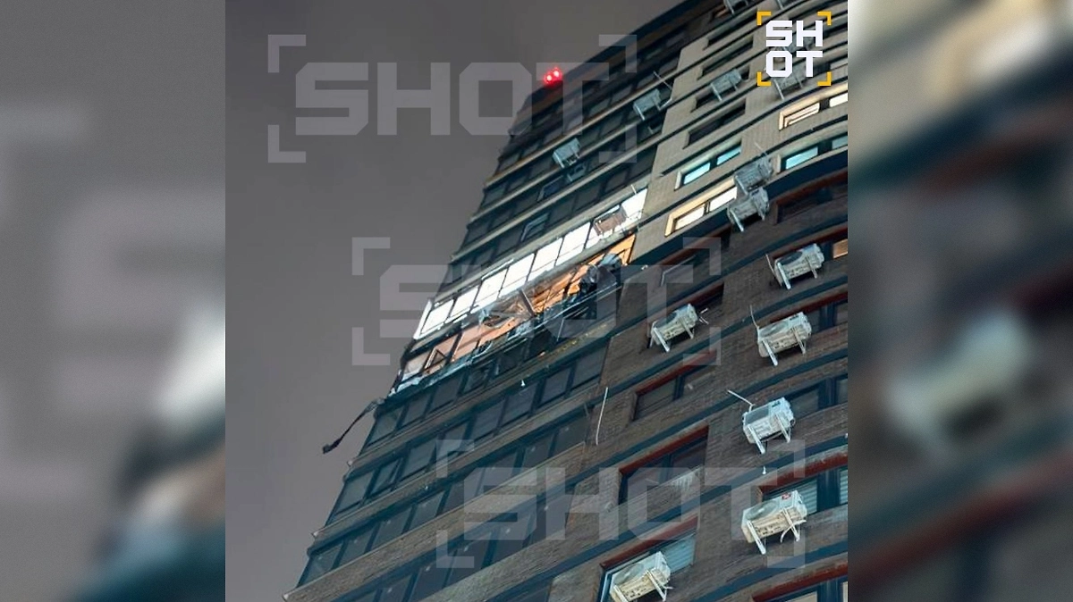 После удара дрона в Краснодаре в одной из квартир выбиты окна. Фото © Telegram / SHOT