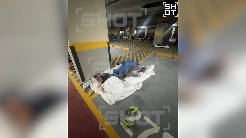 Туристка спит на парковке в Дубае. Фото © Telegram / SHOT