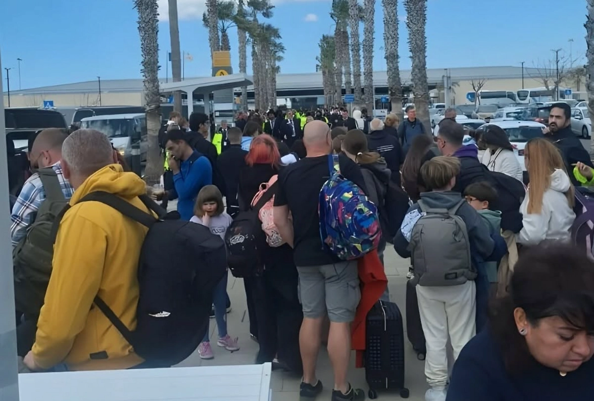 Эвакуация из аэропорта на Кипре. Фото © Facebook (Соцсеть запрещена в РФ; принадлежит корпорации Meta, которая признана в РФ экстремистской) / Phileleftheros