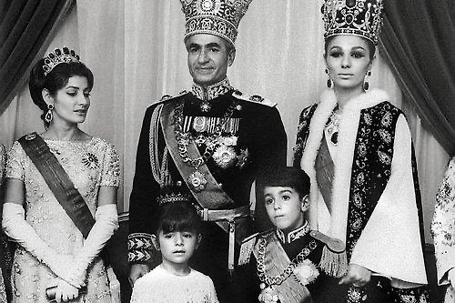 Семья Резы Пехлеви. Во главе семьи — его ныне покойный отец. Фото © Telegram / SwissVatnik