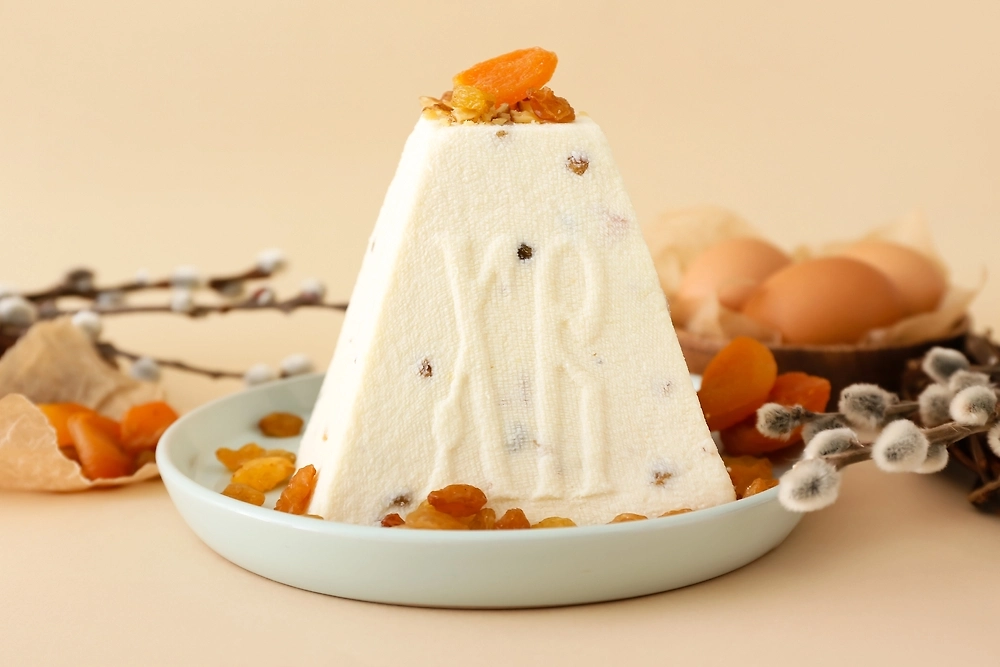 Форму для пасхи можно придать с помощью обычного пластикового контейнера. Фото © Shutterstock / FOTODOM / Pixel-Shot