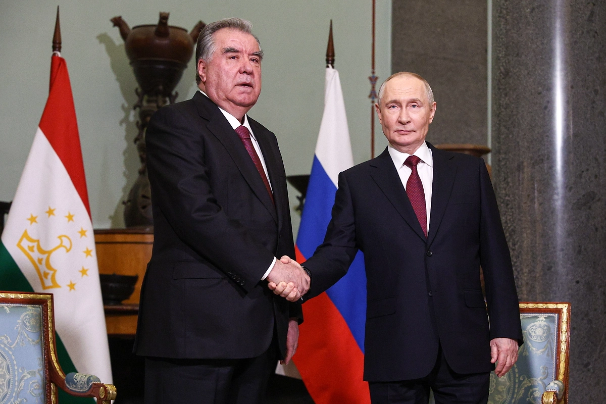 Владимир Путин и Эмомали Рахмон. Обложка © ТАСС / Сергей Булкин