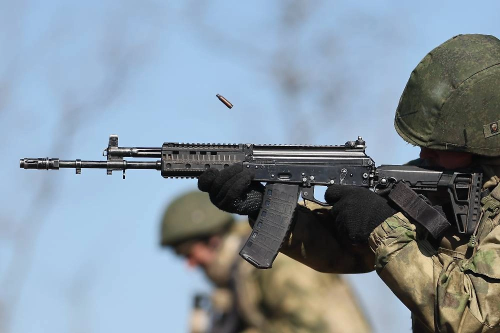 Российский военнослужащий с автоматом АК-12. Обложка © ТАСС / Дмитрий Ягодкин